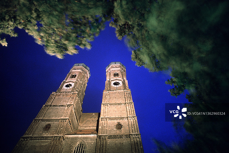 大教堂低角度仰视图片素材