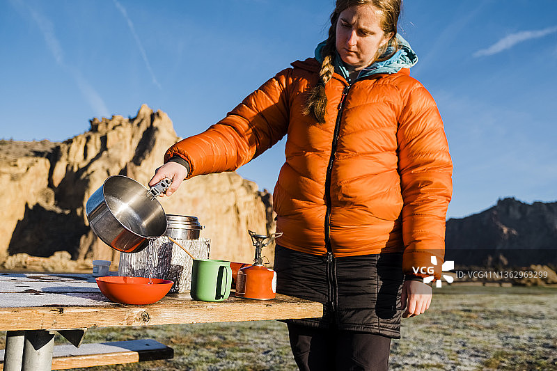 在公园里做早餐的女性露营者图片素材