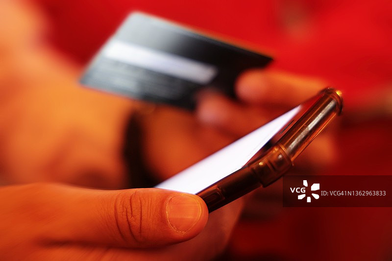 在酒吧使用手机App支付饮品的情侣图片素材