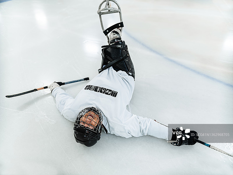 中年残障拉丁裔女人玩雪橇曲棍球图片素材