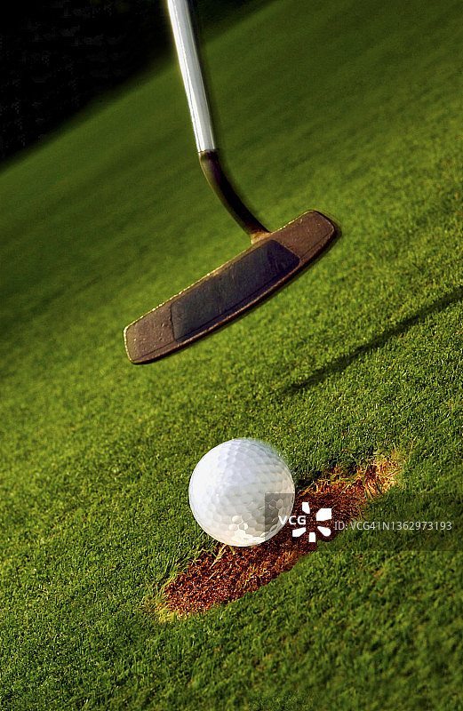 高尔夫球入洞瞬间图片素材