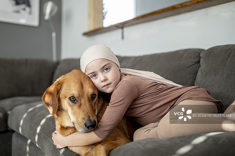 癌症患者和她的狗图片素材
