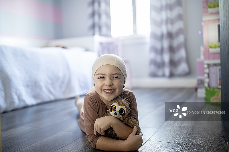 癌症患者和她的毛绒玩具图片素材