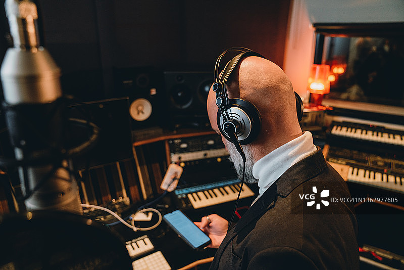 歌手在专业录音棚录制音乐图片素材