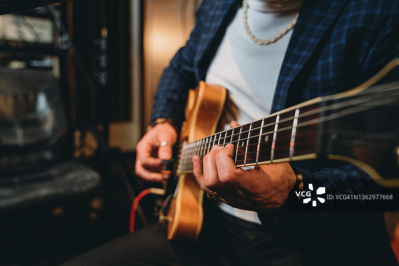 音乐家弹吉他的手部特写图片素材
