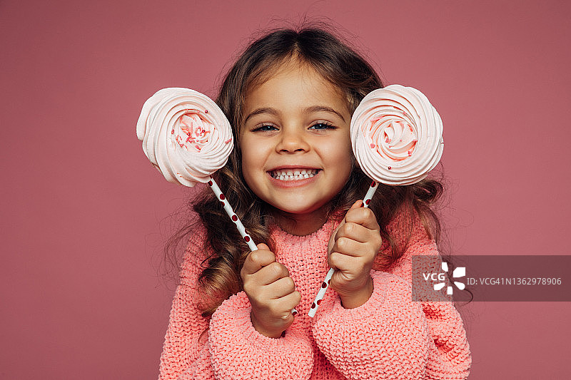 拿着棒棒糖的可爱小女孩图片素材