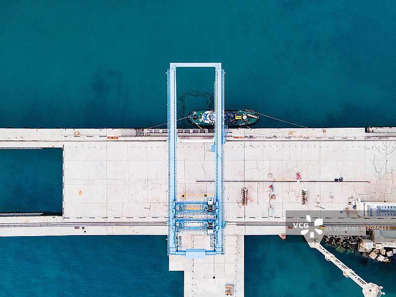 海上码头无人机航拍：港口起重机向船上装载货物图片素材