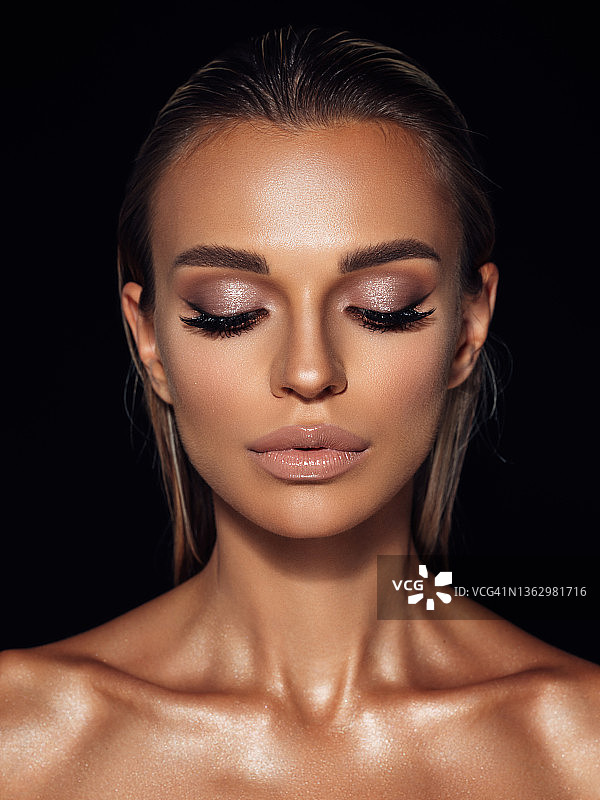 妆容精致的美丽动情女人图片素材