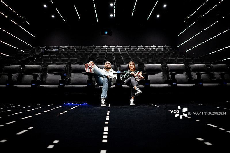 在电影院的朋友们图片素材