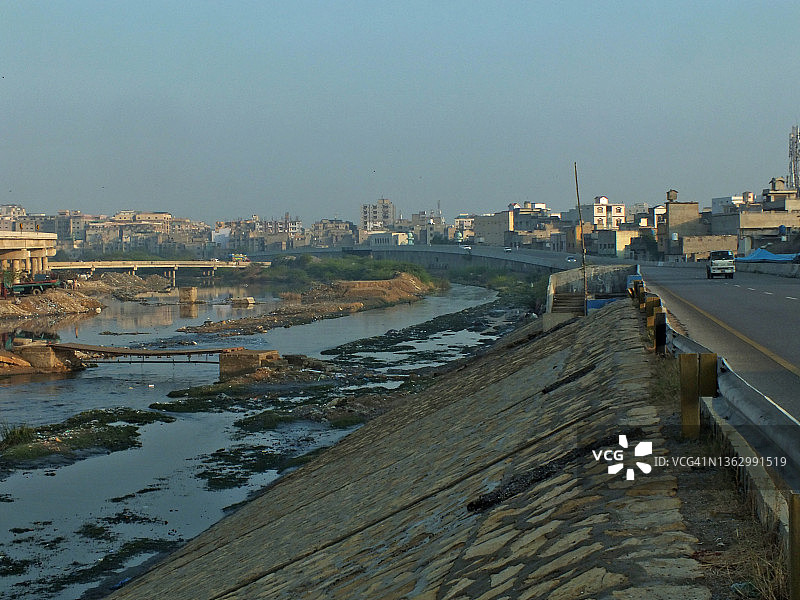 临时搭建的过河便桥图片素材