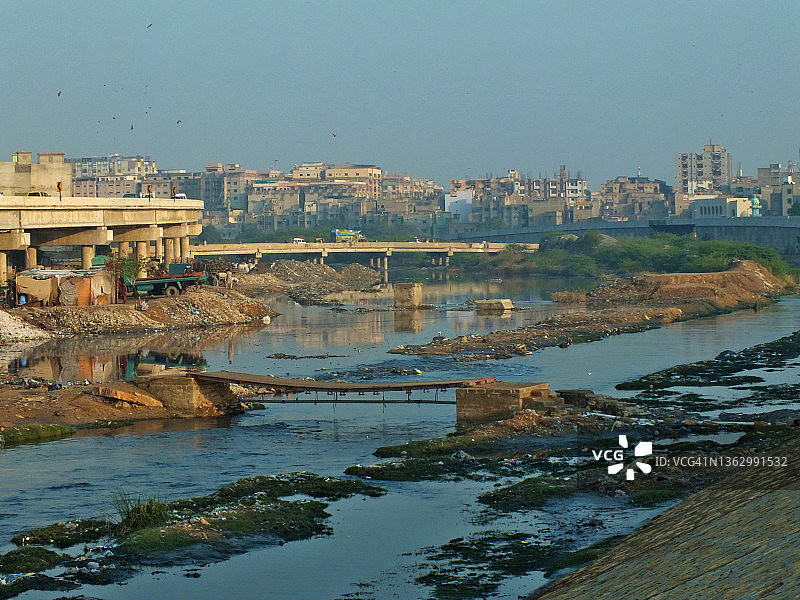 临时搭建的过河便桥图片素材