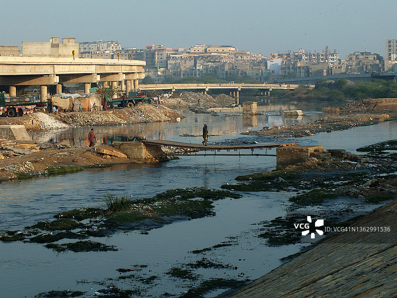 临时搭建的过河便桥图片素材