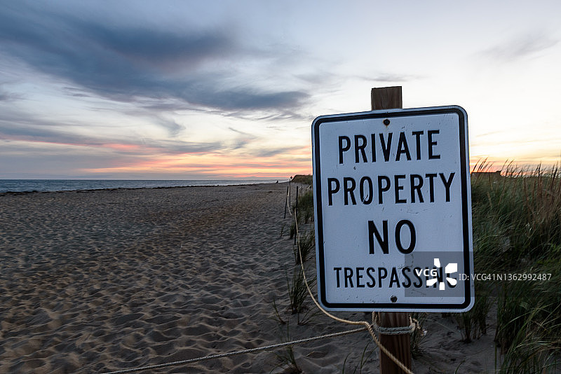 马萨诸塞州玛莎葡萄园岛海滩上的私家土地标志图片素材