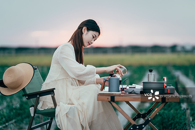 在花园里制作咖啡图片素材