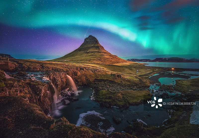 冰岛教堂山上的极光风暴图片素材