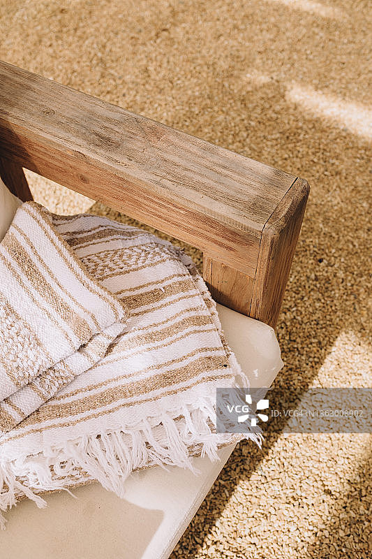 带有木质细节和墨西哥风格毯子的白色沙发图片素材