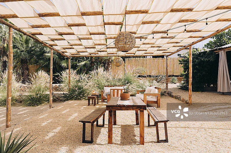 海滩上灯火通明的空间，咖啡店宽镜头图片素材