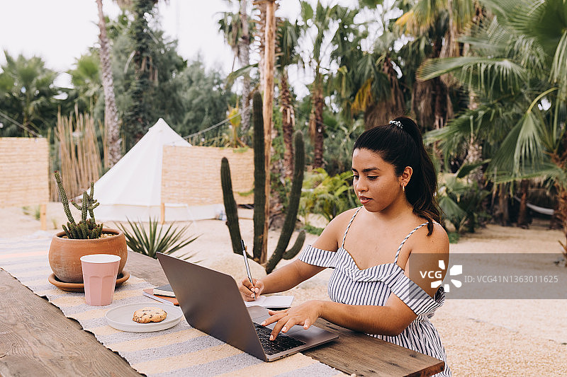 在开放空间工作的拉丁美洲裔女子侧面像图片素材