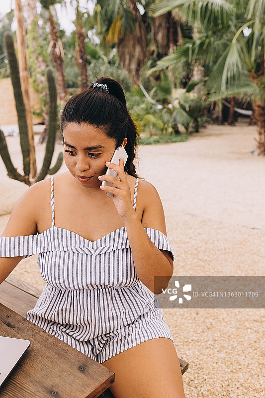 正在打电话的墨西哥女人正面照图片素材