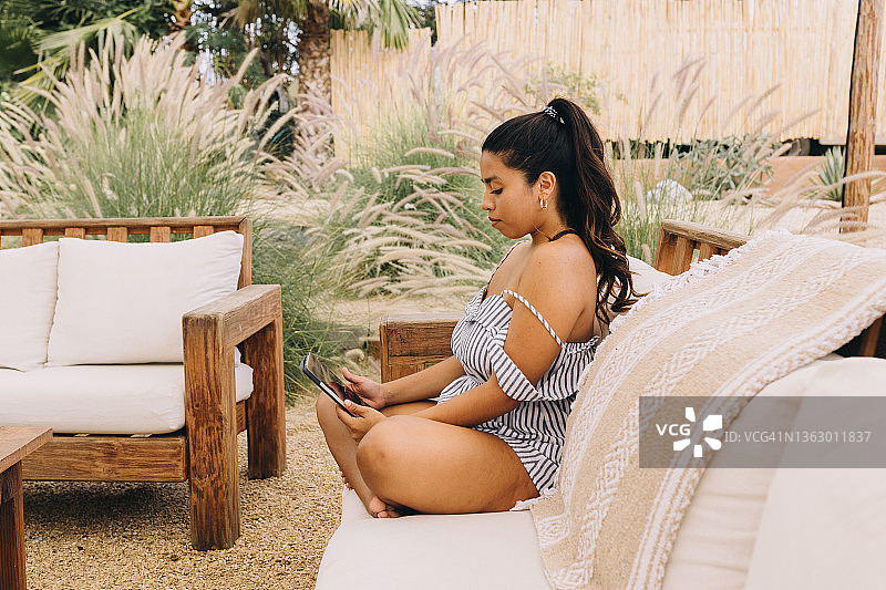 在海滩咖啡馆工作的墨西哥妇女的侧面图片素材