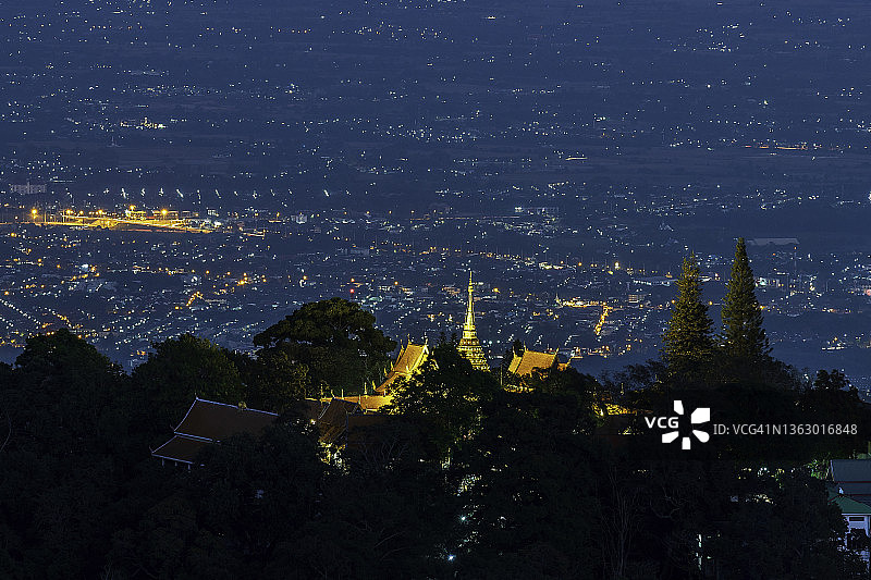 泰国清迈的帕拉多伊素贴寺夜景图片素材