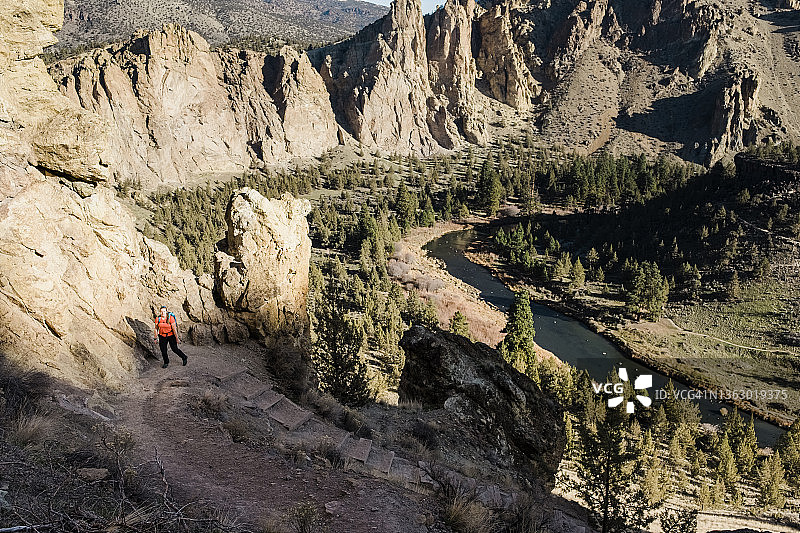 女徒步者在史密斯岩州立公园沿着小路行走，欣赏壮丽景色图片素材