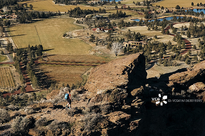史密斯岩高山山脊上徒步的女性航拍图片素材