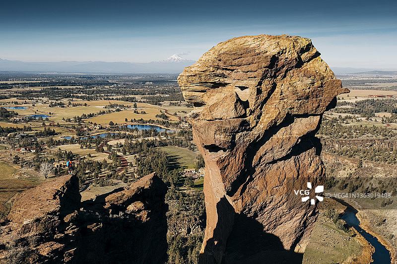在俄勒冈州，女性徒步旅行者正在欣赏猴脸的壮丽景色图片素材