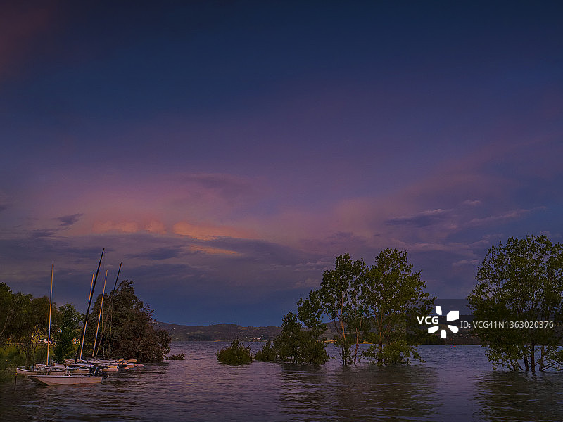 新南威尔士州雪山金达拜恩湖的彩色黄昏图片素材