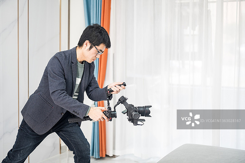 专注拍摄的年轻男摄影师图片素材