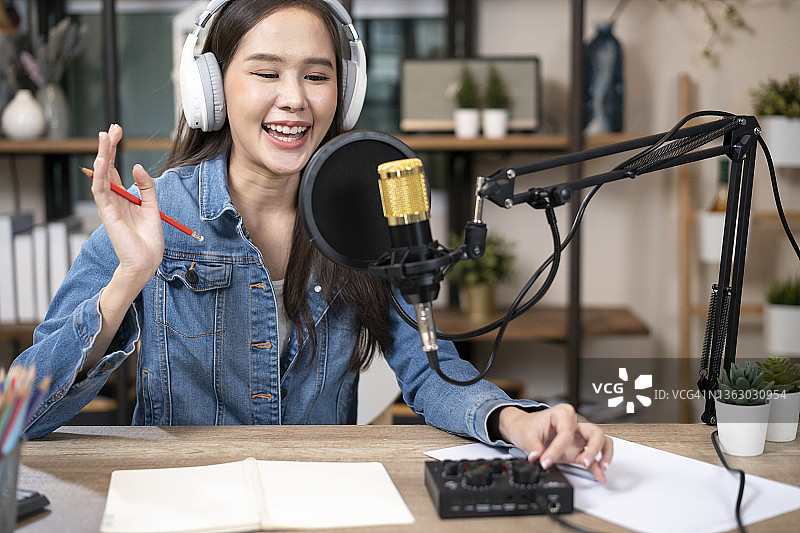 年轻女子制作在线播客访谈节目图片素材