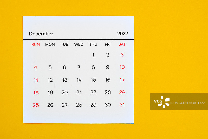 黄色背景上的2022年12月日历图片素材