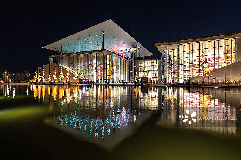 希腊雅典斯塔夫罗斯·尼亚科斯基金会文化中心的歌剧院和图书馆图片素材