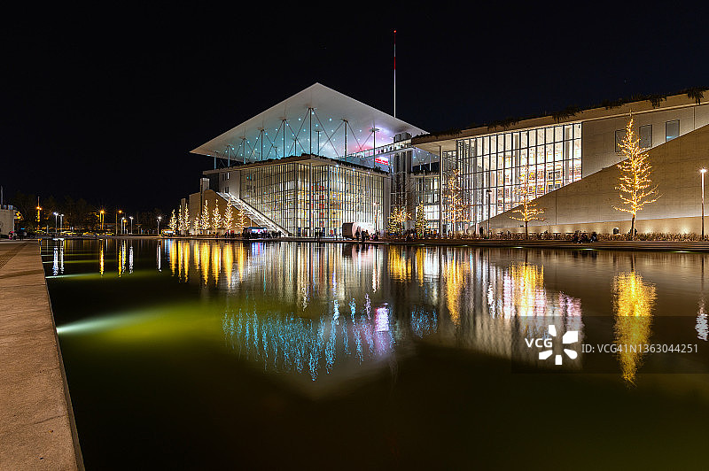 希腊雅典斯塔夫罗斯·尼亚科斯基金会文化中心的歌剧院和图书馆图片素材