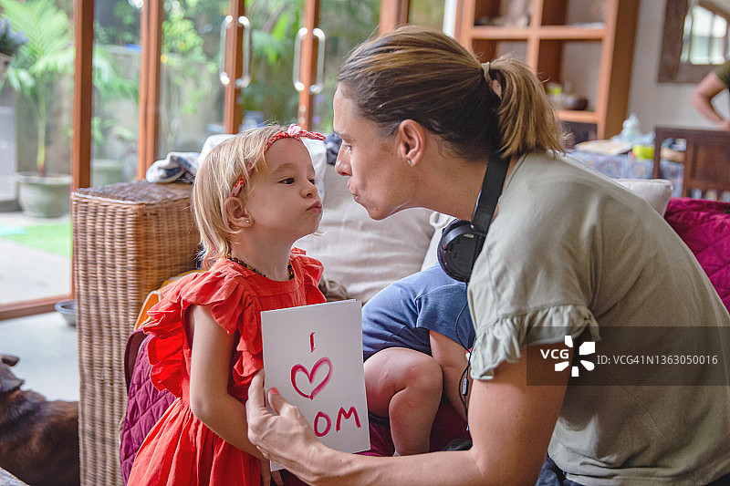 母亲节，白人女孩亲吻她的母亲图片素材