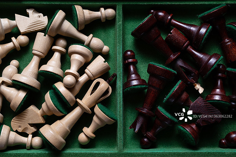 棋类比赛：黑白棋盘上的兵卒，商业中的思考、领导与策略图片素材