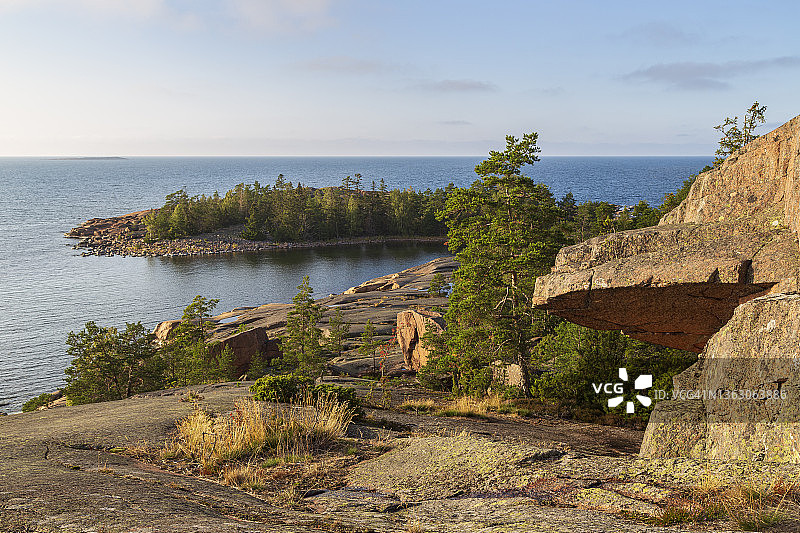 芬兰奥兰群岛盖塔海边的岩石森林悬崖图片素材