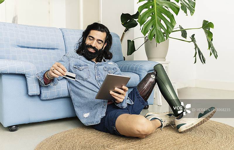 使用假肢在线购物的男人图片素材