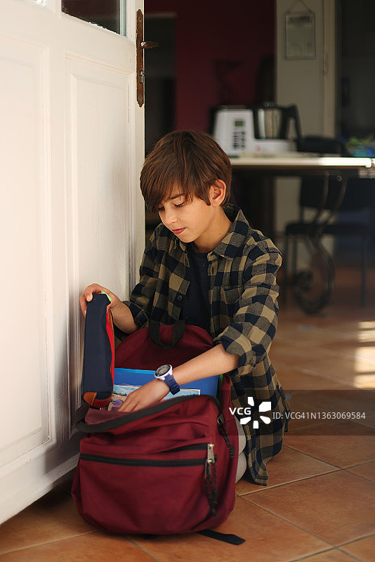 男孩准备去上学图片素材