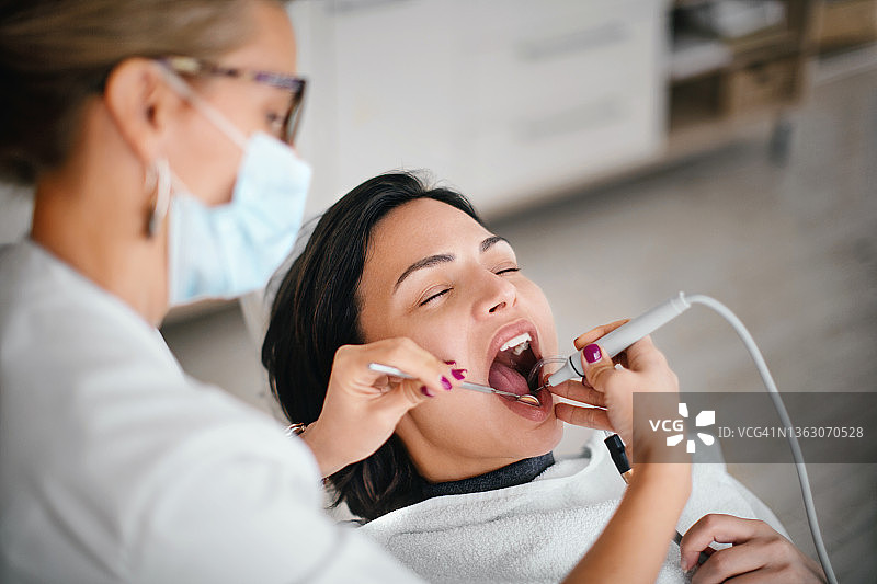 牙科医生清除牙结石图片素材