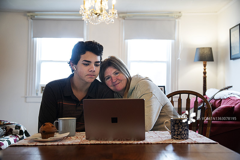 在家上网的母亲和儿子图片素材