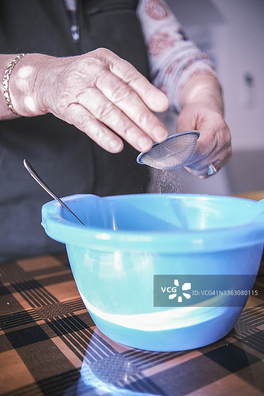 将可可粉筛入碗中图片素材