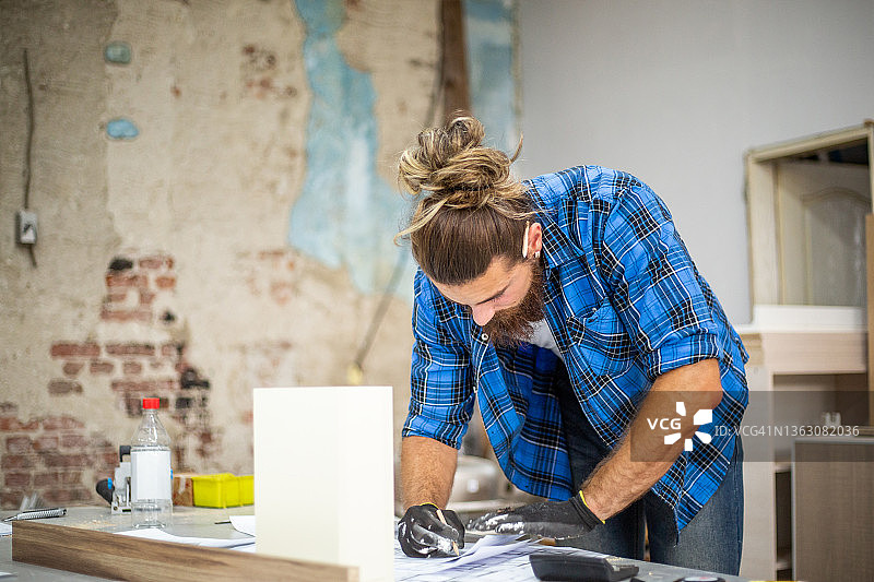 工作坊里的木匠图片素材