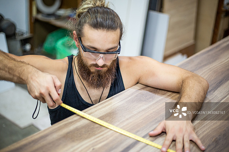 工作坊里的木匠图片素材