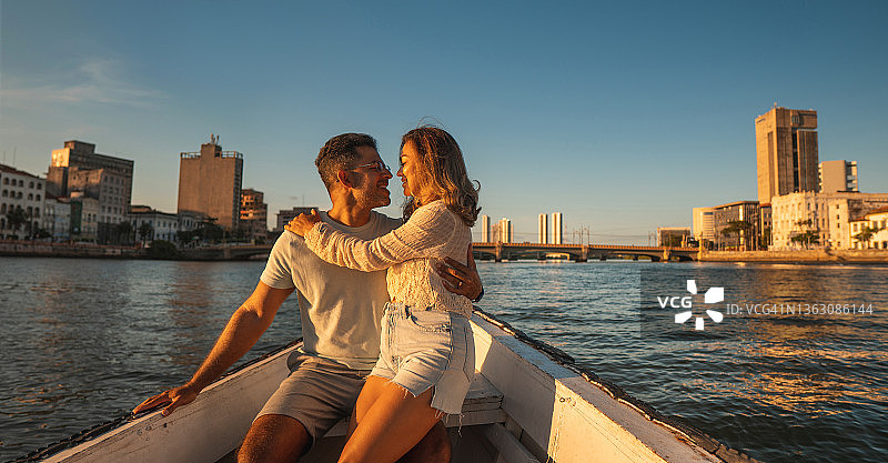 情侣享受乘船之旅图片素材