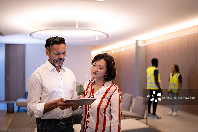 商务人士在办公室大厅举行非正式会议图片素材