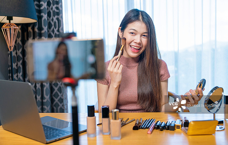 亚洲女性美妆博主直播化妆教程视频图片素材