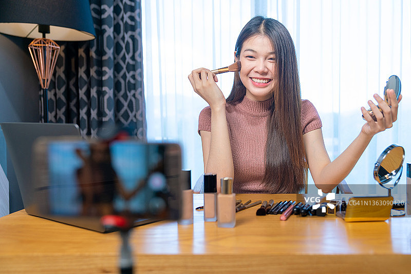 亚洲女性美妆博主直播化妆教程视频图片素材