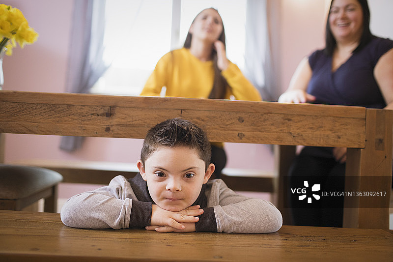 患有唐氏综合征的自信男孩图片素材