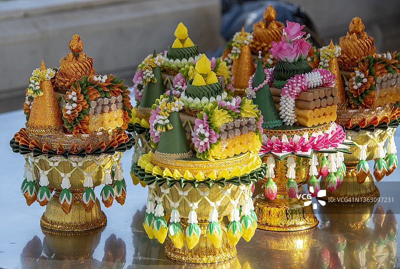 泰国曼谷鲜花市场：手工花艺供奉于佛教寺庙图片素材